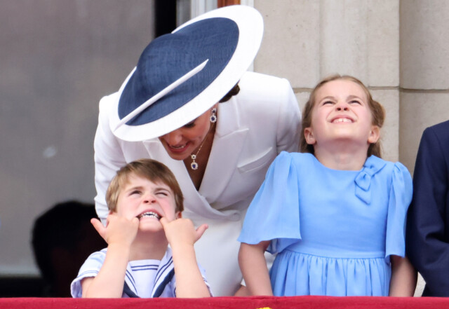 LONDON, ENGLAND - JUNE 02: (L-R) Prince Louis of Cambridge. pulls a face as he watches the RAF flypast with Catherine, Duchess of Cambridge and Princess Charlotte of Cambridge from the balcony of Buckingham Palace during the Trooping the Colour parade on June 02, 2022 in London, England. The Platinum Jubilee of Elizabeth II is being celebrated from June 2 to June 5, 2022, in the UK and Commonwealth to mark the 70th anniversary of the accession of Queen Elizabeth II on 6 February 1952. (Photo by Chris Jackson/Getty Images)