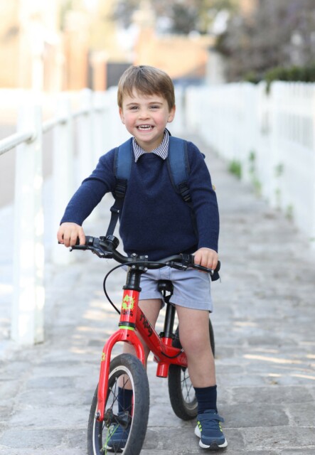 A handout picture released by Kensington Palace and Britain's Duke and Duchess of Cambridge on April 22, 2021 and taken by the Duchess shows Britain's Prince Louis of Cambridge shortly before he left for his first day of nursery at the Willcocks Nursery School on April 21, 2021, to mark his third birthday tomorrow. (Photo by THE DUCHESS OF CAMBRIDGE / KENSINGTON PALACE / AFP) / RESTRICTED TO EDITORIAL USE - MANDATORY CREDIT " AFP / KENSINGTON PALACE / THE DUCHESS OF CAMBRIDGE " - NO MARKETING NO ADVERTISING CAMPAIGNS - NO USE IN SOUVENIRS OR MEMORABILIA - NO SALES - RESTRICTED TO SUBSCRIPTION USE - NO CROPPING OR MODIFICATION - FOR USE UNTIL DECEMBER 31, 2021 - DISTRIBUTED AS A SERVICE TO CLIENTS / (Photo by THE DUCHESS OF CAMBRIDGE/KENSINGTON PALACE/AFP via Getty Images)