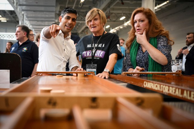 Britain's Prime Minister Rishi Sunak reacts as he plays a pub game during a visit to the Great British Beer Festival in London, Britain, August 1, 2023. DANIEL LEAL/Pool via REUTERS
